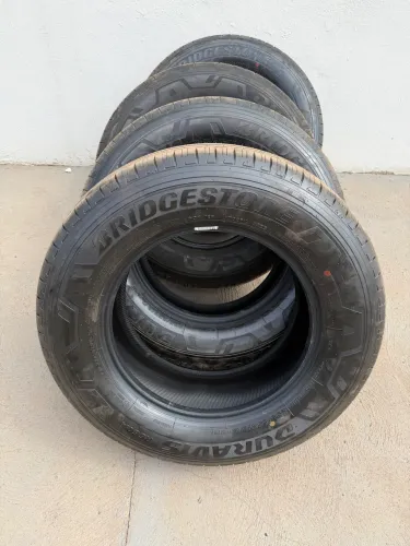 4 Pneus 235/65R16 C Bridgestone Duravis Novos