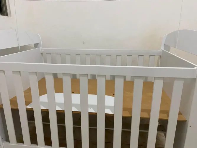 Berço branco Moderno