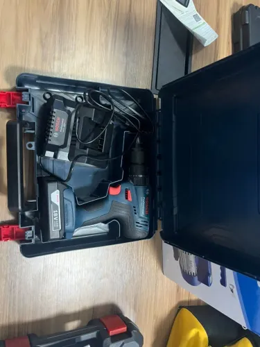 Parafusadeira E Furadeira De Impacto A Bateria 18v Bosch Gsb 183-li Maleta Com Kit Brocas