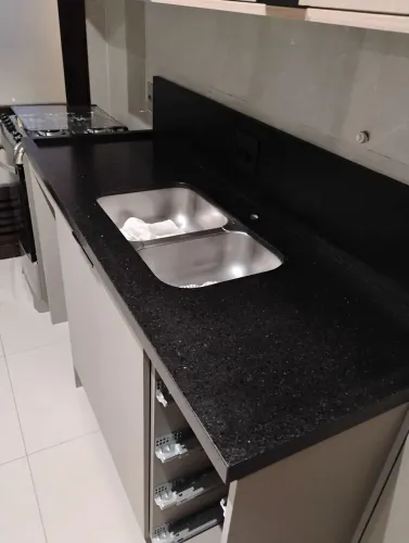 Pia em granito preto São Gabriel fosco com pequeno defeito (incluindo frontão)
