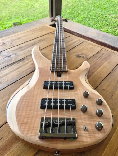 Baixo Yamaha TRBX 605 FM
