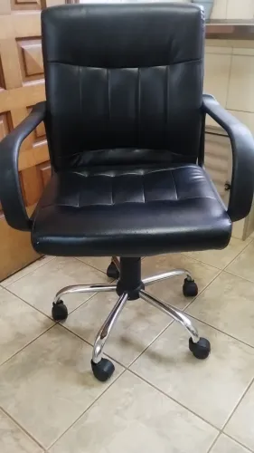 Cadeira de escritório semi nova