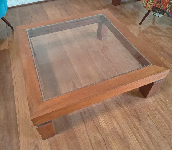 Mesa de centro com vidro
