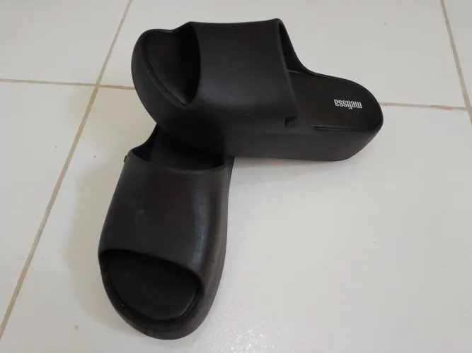 Vende -se sandália melissa original semi nova com poucas marcas de uso pouco usada .