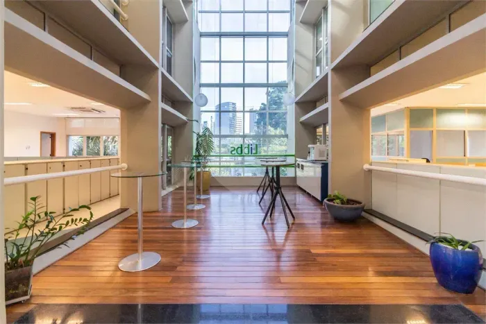 Prédio Comercial Inteiro na Barra Funda - 3.292 m² de Área Útil e 30 Vagas