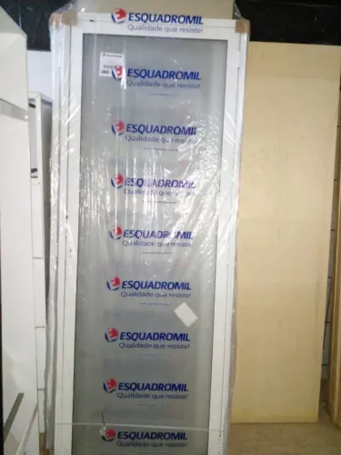 porta de aluminio branco jateado com vidro 2,10x80 1.000 a vista