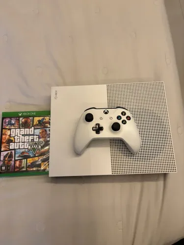 XBOX ONE S + GTA 5 (BRINDE)