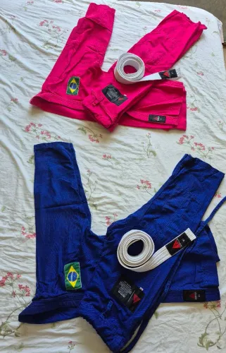 Vendo 02 Kimonos Infantil