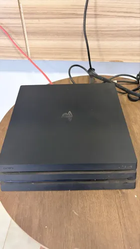 PS4 Pro em ótimo estado com 4 jogos e 1 controle