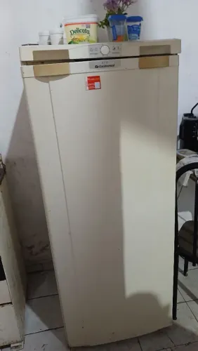 Vendo geladeira marca continental gelando perfeitamente, apenas alguns pontos de ferrugem