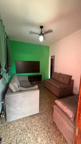 conjunto de sofá para 2 e 3 lugares cinza com puff e almofadas.