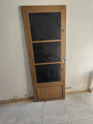 Porta com grade e Janela de vidro