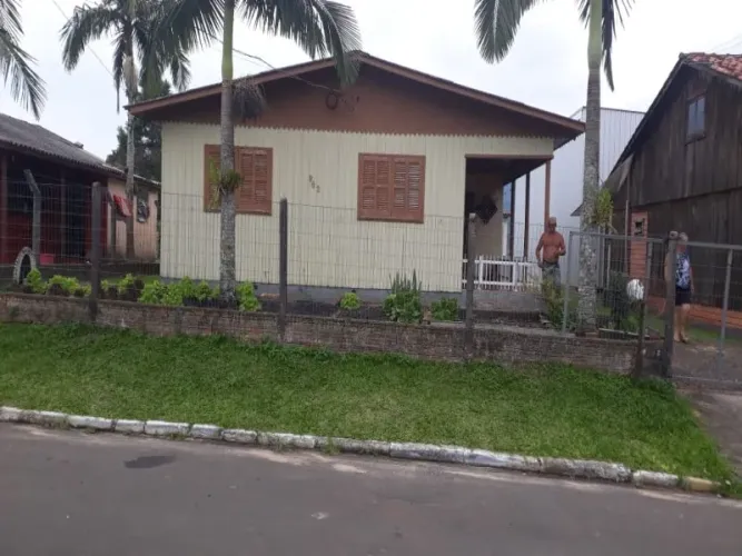 CASA NA AVENIDA DAMÁSIO PERES NO CENTRO DE SANTA ROSA DO SUL