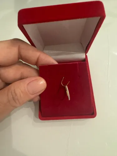 Vendo piercing de titânio - furo conch - dourado com pedrinhas de zircônia.