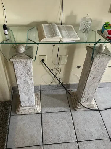 Aparador de mármore com tampo de vidro 