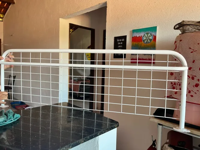 Arara de parede com tela aramada branca
