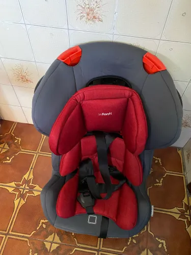 Cadeira infantil Infanti com detalhe no cinto