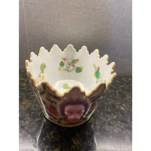Jardineira porcelana Monteith oriental. Esmaltagem c/ cena floral e borda ondulada.