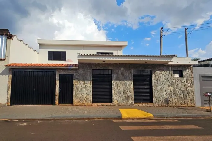 Casa Sobrado 5 quartos, 2 banheiros, com salão comercial e excelente aproveitamento dos es