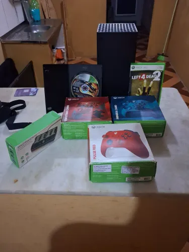 Xbox Series X (menos de 1 ano) + 3 Controles Originais + Kit Bateria + Jogos - Fortaleza
