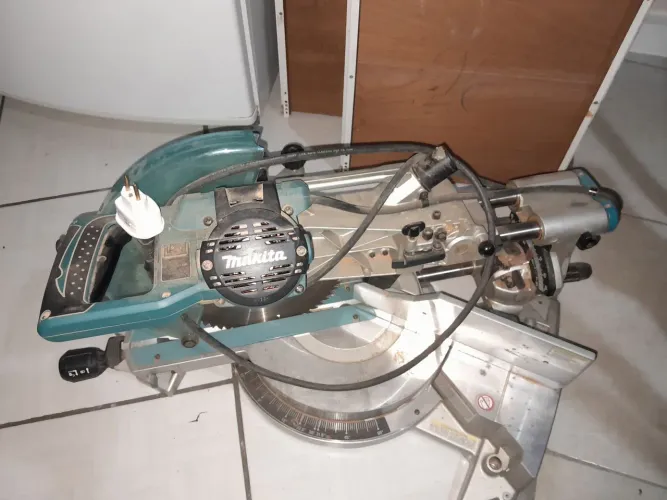 Serra de Esquadria Telescópica Makita LS1016L 10" - Com Laser