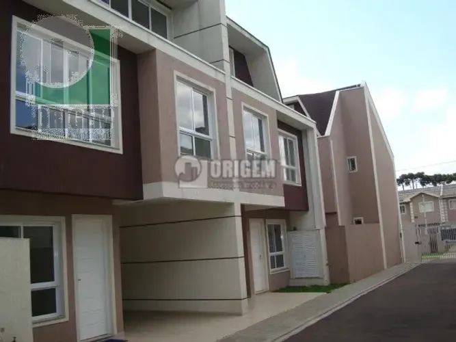 Sobrado em condomínio no Umbará.