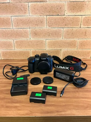 Câmera Panasonic Lumix GH5 com acessórios