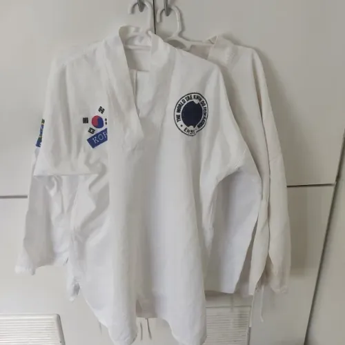 Dois Dobok Taekwondo adulto completo tamanho G Um pesado para treinar e um leve para compe