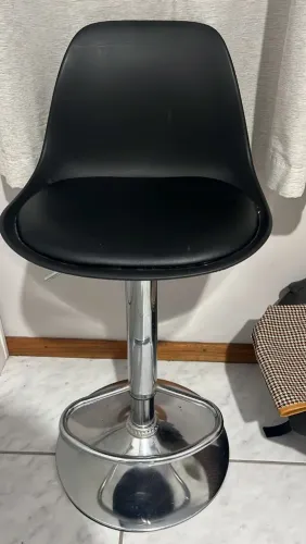 Banqueta preta com regulagem