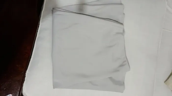 Saia de cetim tamanho P na cor gelo