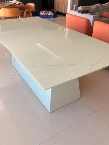 Mesa em laka com 2,60m com o vidro trincado cor fendi
