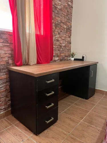 Mesa de Escritório Planejada 1,60m (Estilo SOUDESIGN) c/ Calha para Cabos
