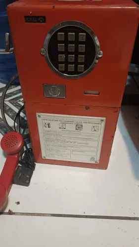 Orelhão vermelho