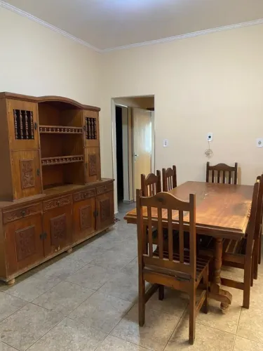 Armário e mesa com 6 cadeiras 