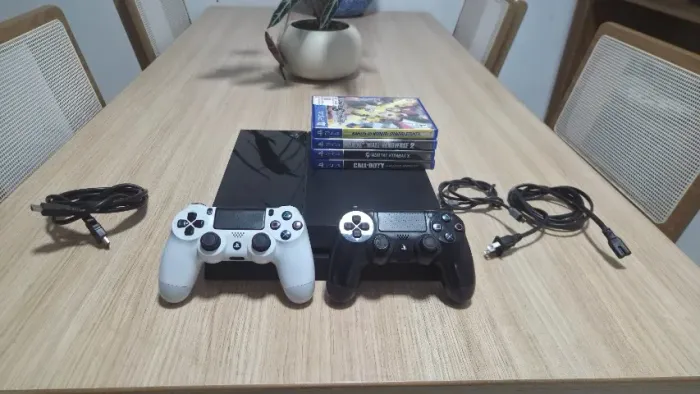 Playstation 4 FAT 500GB + 2 controles + 6 jogos