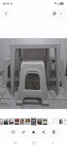 Mesa de plástico com 4 banquetas