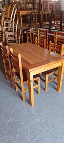 Mesa com 4 cadeiras em madeira maciça $ 2.299,00 no pix novas e a pronta entrega 