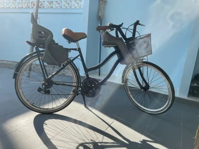 Bicicleta com 2 cadeirinhas