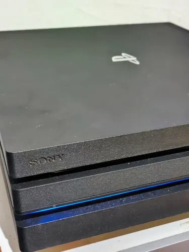 PlayStation 4 Pro (PS4 Pro) 1TB + 1 Controle + 2 Jogos (God of War III e Horizon)
