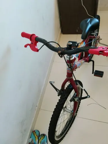 Bicicleta vermelha aro 20tem conversa