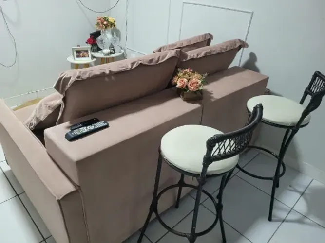 Sofá Retrátil 2 Lugares com USB em Suede Rosé