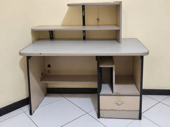 Escrivaninha para computador com prateleiras e gaveta
