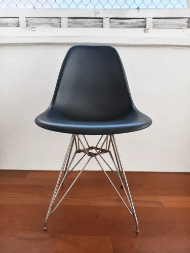 Cadeira Eames DSR base Eiffel - design clássico (também conhecida como Cadeira Charles)