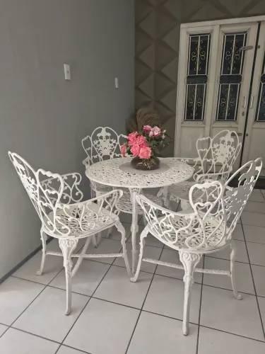 Conjunto de Mesa e Cadeiras em Alumínio Fundido