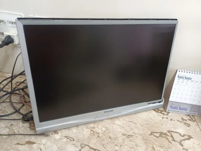 Monitor computador Philips (leve defeito)