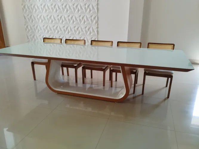 Mesa a pronta entrega com cadeiras de madeira