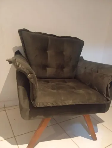 Poltrona cinza com Pés Palito semi nova