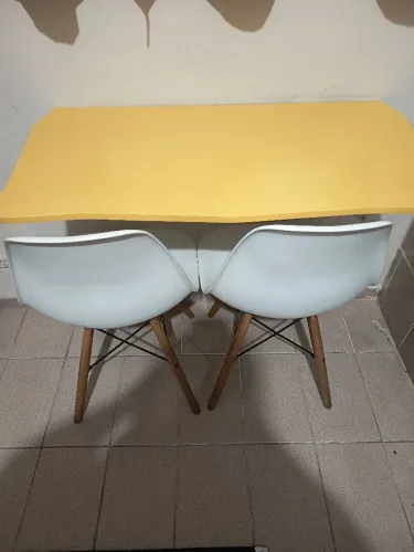 Vendo mesinha retrátil com 2 cadeiras