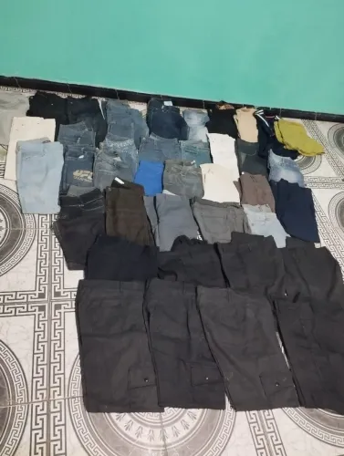Vendo sacolão com 39 calças usadas,masc.e fem,com pequenas avarias, ideal para brechó 