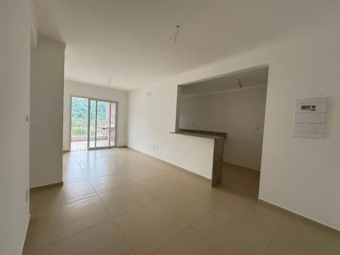 Apartamento no CANTO DO FORTE há 400 metros da praia.